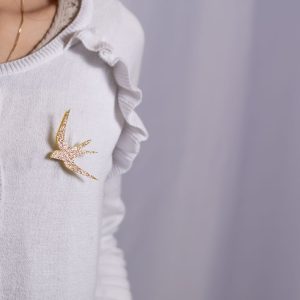 Broche hirondelle dorée