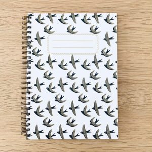 Carnet en papier A5 – Spirales et lignes – Les hirondelles en vol – Ciel blanc