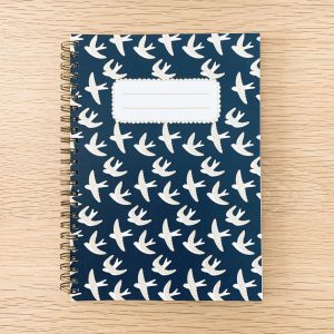 Carnet en papier A5 – Spirales et lignes – Les hirondelles en vol – Ciel bleu