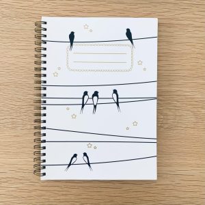 Carnet en papier A5 – Spirales et lignes – Les hirondelles sur le fil – Ciel blanc