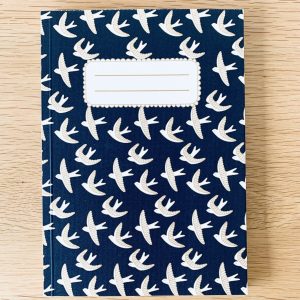 Carnet en papier A5 – Pages blanches – Les hirondelles en vol – Ciel bleu