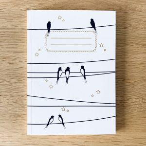 Carnet en papier A5 – Pages blanches – Les hirondelles sur le fil – Ciel blanc