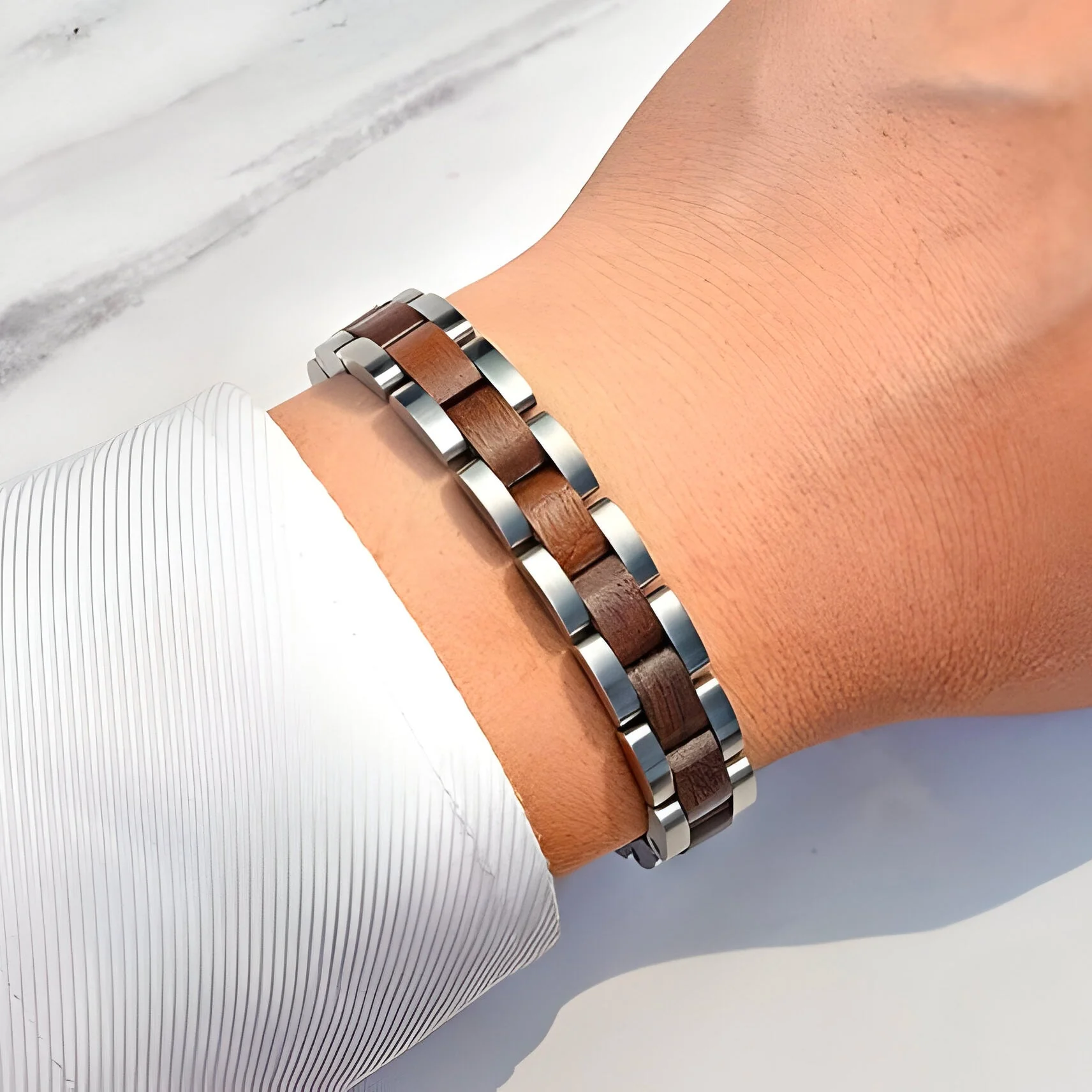 Bracelet en bois de noyer pour homme, aux reflets éclatants, modèle Grégoire – Image 2