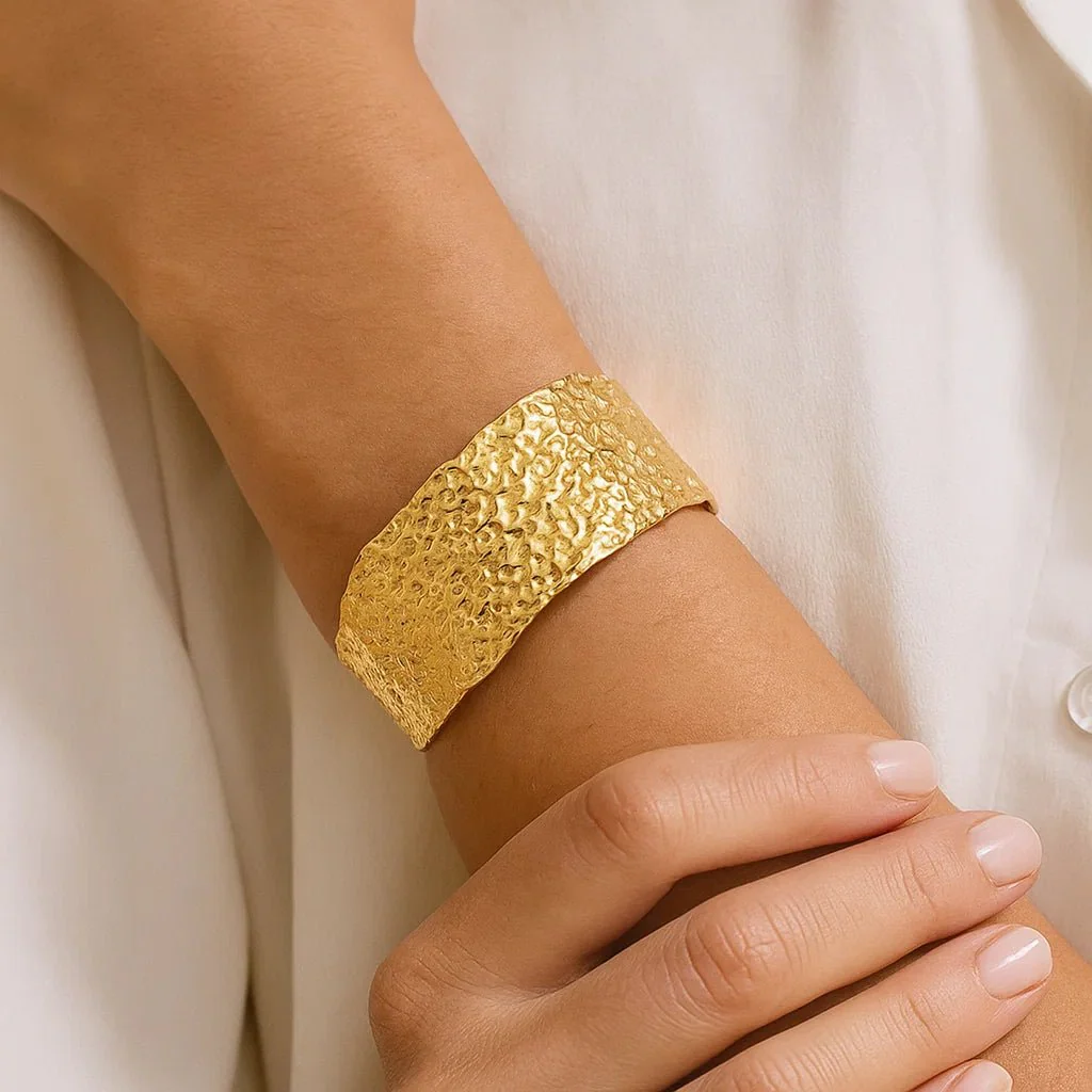 Bracelet manchette doré, chic effet texturé, en acier inoxydable, modèle Myris – Image 2
