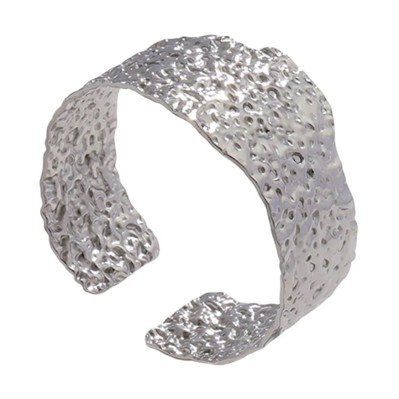 Bracelet manchette doré, chic effet texturé, en acier inoxydable, modèle Myris – Image 4